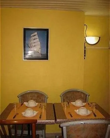 Hotel Des Buttes Chaumont Paris