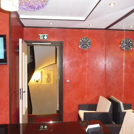 Hotel Des Buttes Chaumont 2*